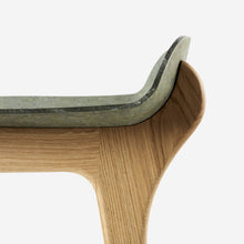 Afbeelding in Gallery-weergave laden, Unsual Counterstool eikenhouten oude legerkledij