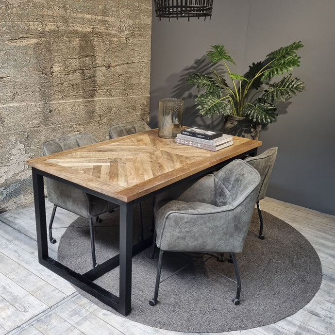 Jax eettafel met visgraat blad – mangohout en zwart staal