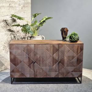 Dressoir midcentury stijl en industriële details