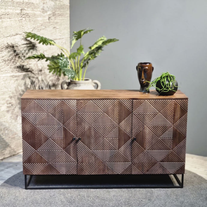 Dressoir midcentury stijl en industriële details