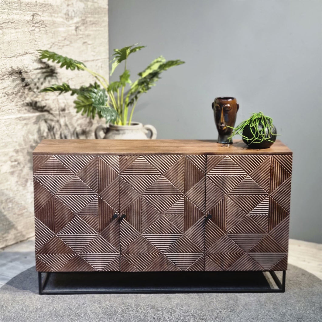 Dressoir midcentury stijl en industriële details