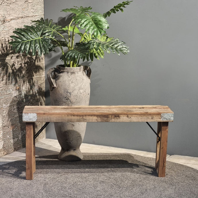 Bankje van gerecycled hout