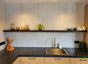 Zwarte zwevende plank keuken
