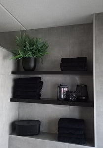 Zwarte zwevende plank badkamer
