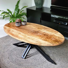 Afbeelding in Gallery-weergave laden, Yana ellips vormige salontafel mangohout &amp; zwart metaal