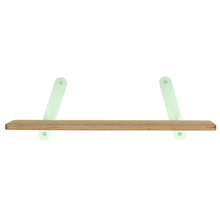 Afbeelding in Gallery-weergave laden, Houten wandplank 60cm voor kinderkamer met aluminium wandbeugels in kleur munt