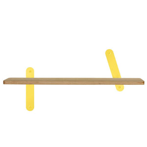 Houten wandplank 60cm voor kinderkamer met aluminium wandbeugels in kleur geel