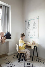 Afbeelding in Gallery-weergave laden, Kinderbureau meisje multiplex berkenhout met zwart aluminium poten