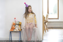 Afbeelding in Gallery-weergave laden, Meisje samen met knuffels op vrolijke stoelen