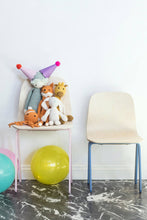 Afbeelding in Gallery-weergave laden, Ook knuffels zitten graag op een mooie stoel