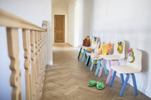 Afbeelding in Gallery-weergave laden, Vrolijke kinder stoelen op de gang
