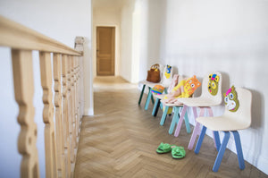 Vrolijke kinder stoelen op de gang