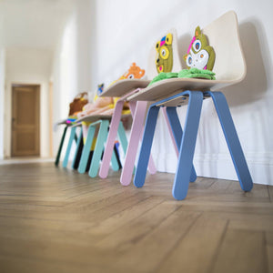 Kinderstoelen op de gang