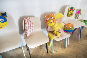 Kleine en grote kinderstoelen