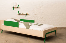 Afbeelding in Gallery-weergave laden, Kinderbed uit duurzame multiplex groen met uitvalbescherming