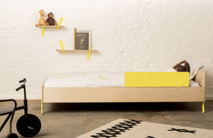 Stoere jongens slaapkamer met eenpersoonsbed en 2 wandplanken.