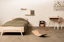 Afbeelding in Gallery-weergave laden, Kinderbed uit duurzame multiplex wit met bureau
