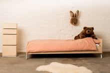Afbeelding in Gallery-weergave laden, Kinderbed uit duurzame multiplex met opbergbox