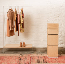 Afbeelding in Gallery-weergave laden, Kinder kledingrek met opbergbox in kinderkamer
