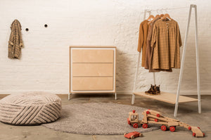 Kinder kledingrek met ladenkast en kapstokhaakjes in trendy kinderkamer