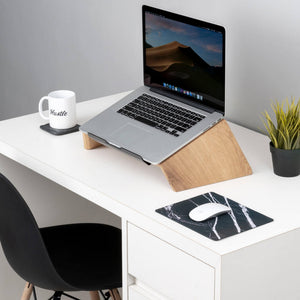 Laptopstand in duurzaam eikenhout op bureau