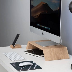 Monitorstand in duurzaam eikenhout op bureau