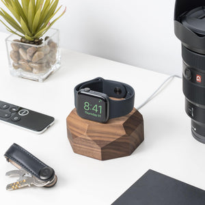 Oakywood Apple Watch Dock Walnoot rechtstaand laden