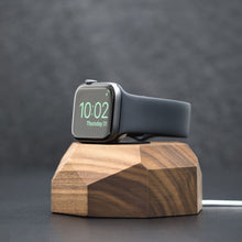 Afbeelding in Gallery-weergave laden, Apple Watch Dock duurzaam walnotenhout handgemaakt