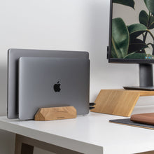 Afbeelding in Gallery-weergave laden, Oakywood Dual Laptop Dock Eik en monitorstand