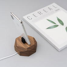 Afbeelding in Gallery-weergave laden, Oakywood iPhone Dock handgemaakt