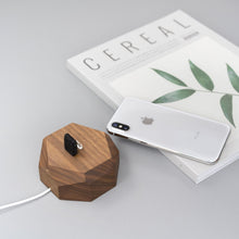 Afbeelding in Gallery-weergave laden, Oakywood iPhone Dock walnut