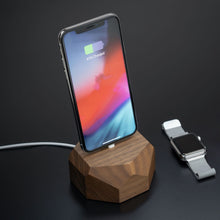Afbeelding in Gallery-weergave laden, Oakywood iPhone Dock charged