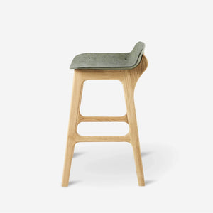 Unsual Counterstool eikenhouten oude legerkledij