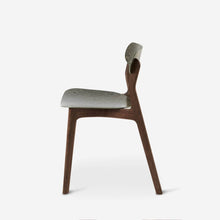 Afbeelding in Gallery-weergave laden, Ubu Chair walnoot hout oude legerkledij