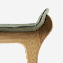 Afbeelding in Gallery-weergave laden, Unsual Barstool eiken hout barstoel oude legerkledij