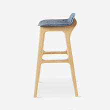 Afbeelding in Gallery-weergave laden, Unsual Barstool eiken hout barstoel denim jeans