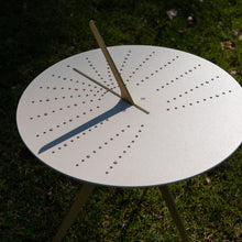 Afbeelding in Gallery-weergave laden, Sundial Table zonnewijzer geel RAL 1002